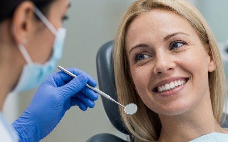 Paciente sonriendo tras un tratamiento estético